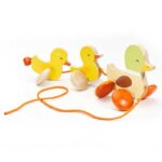 Дървена играчка за дърпане с патенца – Classic World - Image 3
