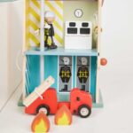 Дървена пожарна станция Classic World – 13 части - Image 5