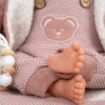 Кукла-бебе Жада с вълнен розов костюм и пелена, реално тегло - 40 см - Image 6