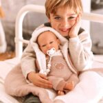 Кукла-бебе Жада с вълнен розов костюм и пелена, реално тегло - 40 см - Image 4