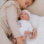 Кукла-бебе Лола в розово плюшено кошче, реално тегло - 40 см - Image 3