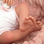 Кукла-бебе Лола в розово плюшено кошче, реално тегло - 40 см - Image 9