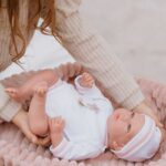 Кукла-бебе Лола в розово плюшено кошче, реално тегло - 40 см - Image 4