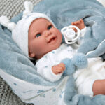 Кукла-бебе Babyto Elegance със синьо одеялце, реално тегло - 35 см - Image 3