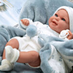 Кукла-бебе Babyto Elegance със синьо одеялце, реално тегло - 35 см - Image 2