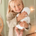 Плачеща кукла-бебе Лусия в розов кош и биберон - 40 см - Image 4